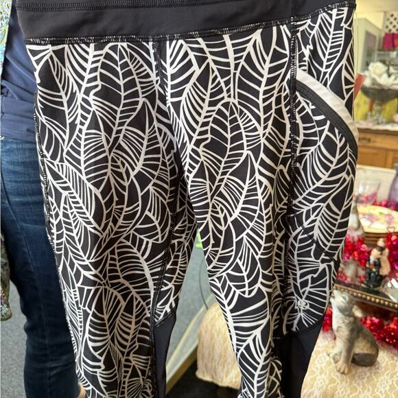 Lululemon Run A Marathon Crop II
Pretty Palm Black Angel Wing - Picture 7 of 7